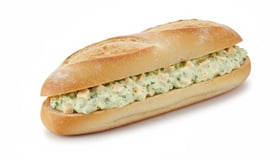 Broodje oude kaas-pesto salade