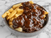 Friet met zuurvlees