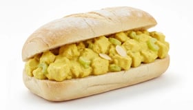 Broodje kip-kerrie salade