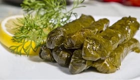 Gevulde wijnbladeren schotel