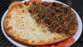 منقوشة زعتر جبنة