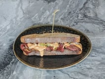 Gegrilde Desem Pastrami sandwich