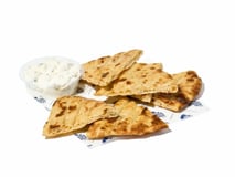 Pita los met tzatziki