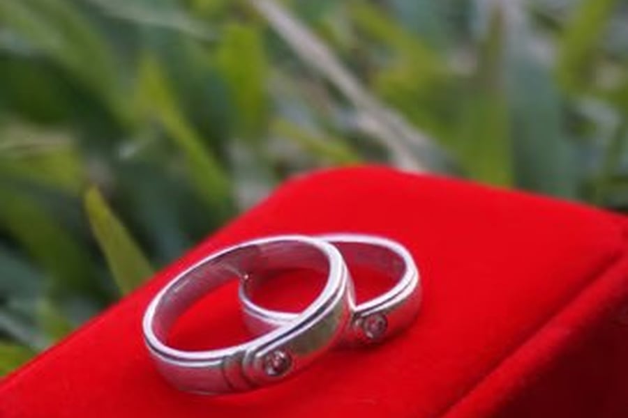Timeless Elegance Showcasing Winter Jewelry in Stunning Photos