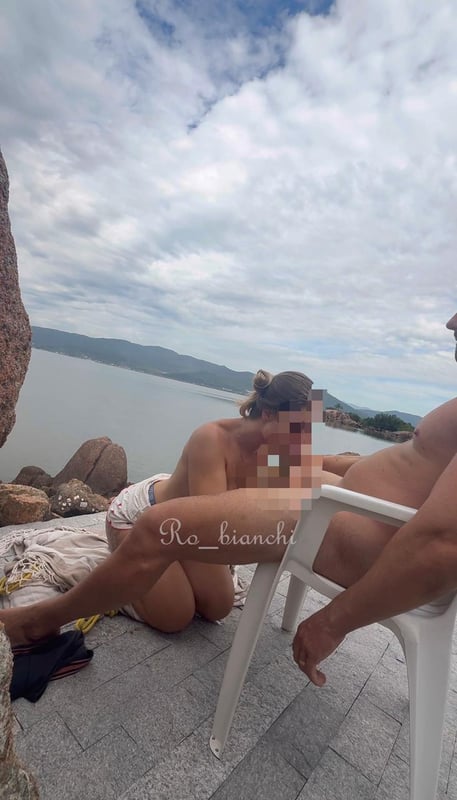 TRANSEI NA VARANDA DE UMA MANSÃO  NA BEIRA DO MAR 