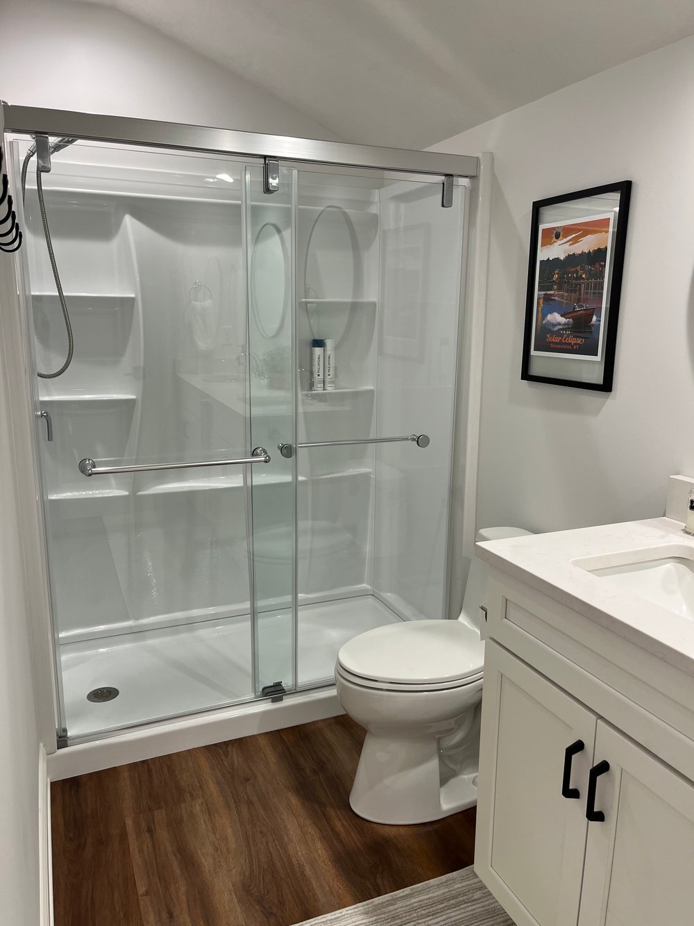 Bathroom 5 with shower.
