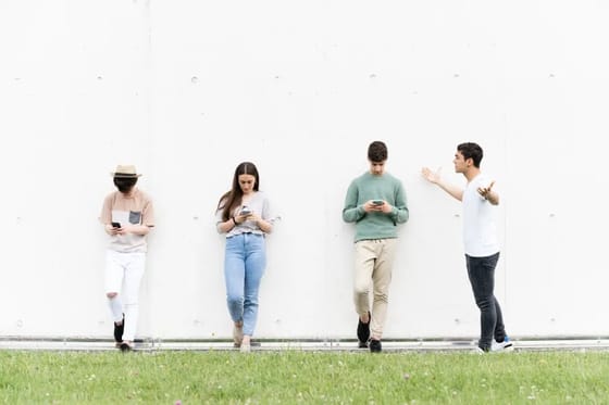 Participação na sociedade não deveria exigir um smartphone — os EUA precisam de acessibilidade offline