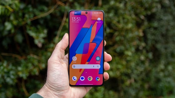 Smartphone Update Richtlinien im Vergleich: 7 Jahre vs. Budget-Modelle (2025)