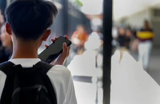 Les enfants et les adolescents font face a un nouveau durcissement scolaire et cela va au dela de l interdiction des smartphones