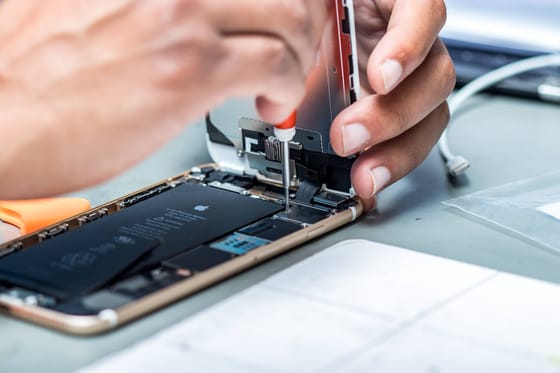 Por qué las reparaciones de teléfonos inteligentes son más inteligentes que reemplazarlos en 2026