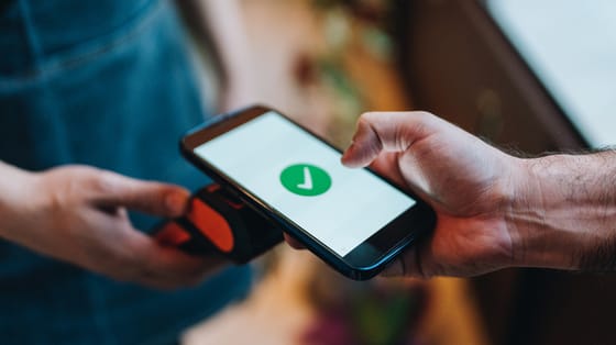 El lector NFC en la parte trasera de tu teléfono inteligente no es solo para Tap-To-Pay