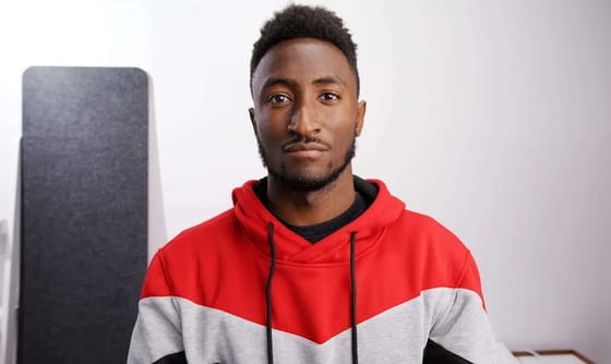 Cosa ha detto Marques Brownlee noto come MKBHD sulle batterie al silicio carbonio degli smartphone e perché i suoi commenti hanno scatenato una controversia