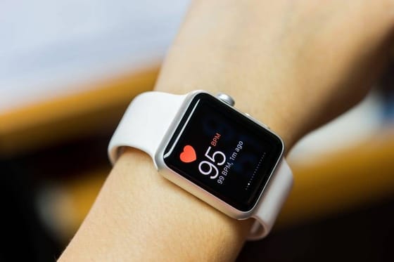 ¿Alguna vez te has preguntado cómo un reloj inteligente vigila tu salud?