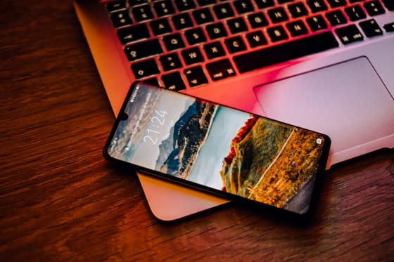 Aumento de la adopción de teléfonos inteligentes sobre los teléfonos con funciones en Kenia