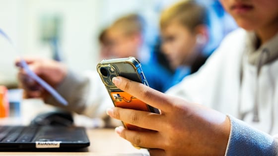 Governo Britannico Introdurrà un Divieto sull'Uso degli Smartphone nelle Scuole