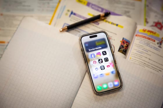 EMB MARDI 00.01 : Les interdictions des smartphones scolaires jugées inefficaces et trop simplistes, selon une étude