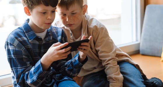 Infanzia Libera dagli Smartphone e i creativi del Regno Unito si alleano per diffondere un appello sentito a favore dei miliardari della tecnologia