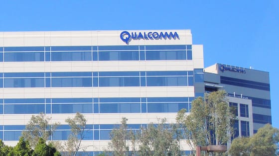 Goldman avvia la copertura su Qualcomm con rating Neutral mentre la debolezza degli smartphone compensa i driver favorevoli