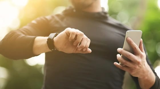 Smartwatch hilft Leben eines britischen CEO zu retten nach schwerem Herzinfarkt