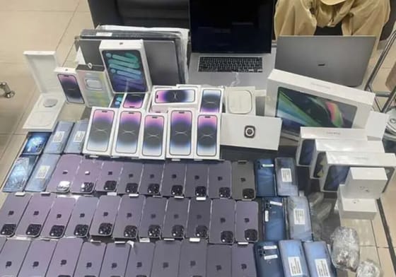 Smartphones e acessórios contrabandeados confiscados no aeroporto de Faisalabad