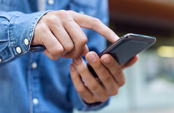 È davvero diventato un arto in più: come siamo diventati una nazione di dipendenti dallo smartphone