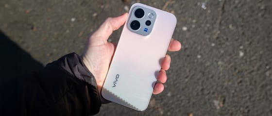 Vivo stellt das neue V70-Smartphone vor, das sich mit dem Motorola Edge 70 in Leistung, Ausstattung und dem Ultraschall-Fingerabdrucksensor messen lässt