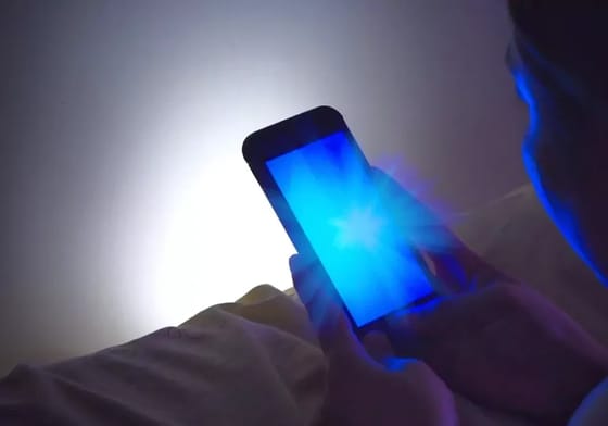 La luz azul de los smartphones y tablets se asocia a la pubertad temprana en los varones