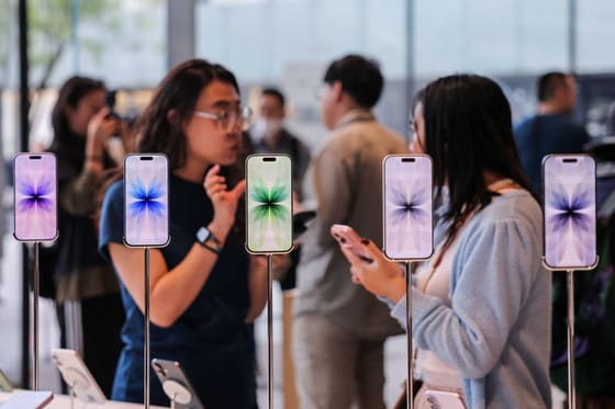 Les ventes d iPhone en Chine d'Apple bondissent de vingt-trois pour cent au début de 2026 déjouant la tendance du secteur