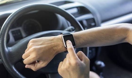 Nutzen Sie Ihre Smartwatch am Steuer? Sie könnten sechs Punkte erhalten