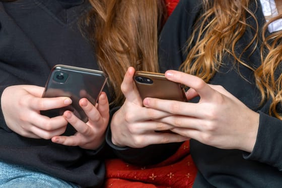 La maggioranza degli adolescenti tedeschi di età compresa tra sedici e diciotto anni si oppone al divieto di smartphone nelle scuole