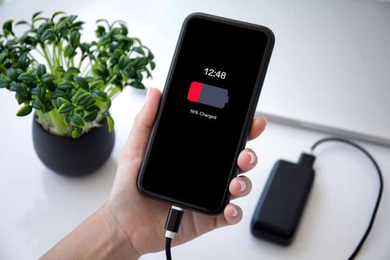 Nove Errori Quotidiani dello Smartphone che Prosciugano la Batteria, Rallentano le Prestazioni e Mettono a Rischio la Sicurezza