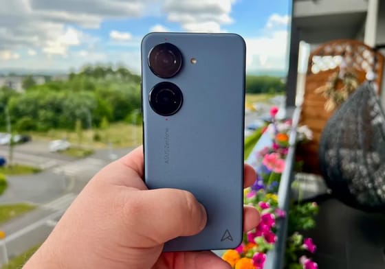 The Disappearance of Compact, Flagship Smartphones