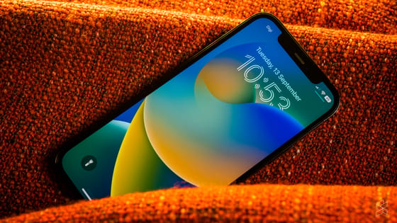 Evolução do iPhone da Apple Melhorias nas telas e inovações na câmera transformam a experiência do smartphone