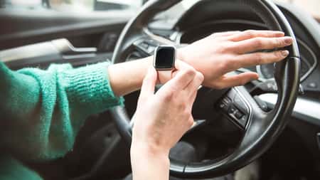 Warnung an alle Fahrer mit Smartwatch vor einer rechtlichen Grauzone, die eine Strafe von 256 USD und sechs Punkte im Führerschein nach sich ziehen könnte