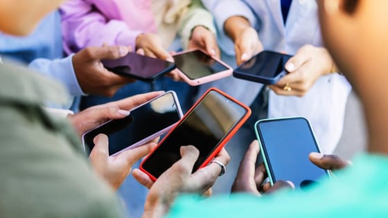 Le scorte vecchie diventano oro per i rivenditori mentre i prezzi degli smartphone salgono a causa dell'inflazione dei costi della memoria