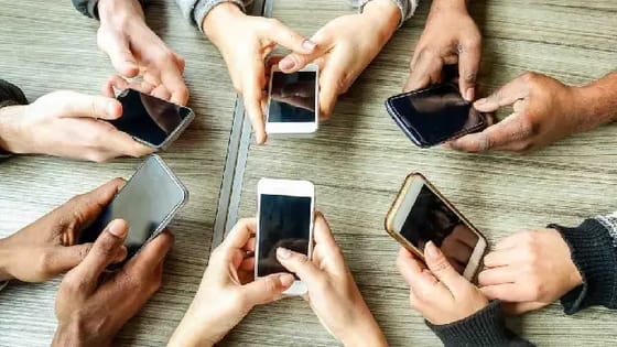 Omdia Predice que los Envíos de Smartphones Cayerán Considerablemente a Medida que los Costos de la Memoria Aumentan