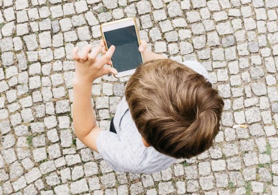 Estudo revela que metade dos pais 'não tem ideia' de como criar filhos sem o uso de smartphones