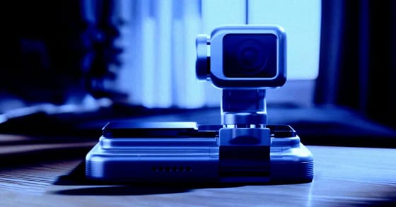 Intrigante Nuovo Design di Smartphone che Presenta un Piccolo Braccio Robotico