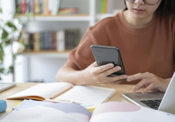 Education Minister Supports Prohibition of Smartphones in Primary Schools