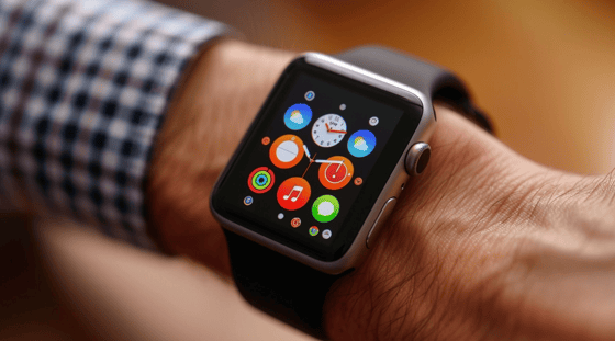 La géante technologique Apple met en pause ses projets de développement d'écrans pour montres intelligentes