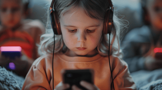 Esther, die Mutter von Brianna Ghey, erhält Unterstützung für ihre Kampagne für strengeren Smartphone-Gebrauch, da sechs von zehn Eltern eine Verbotsunterstützung aussprechen