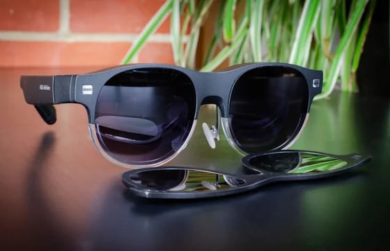 Il presidente di Asus annuncia una pausa nei lanci di smartphone per concentrarsi sull'intelligenza artificiale e su tecnologie come gli occhiali intelligenti.