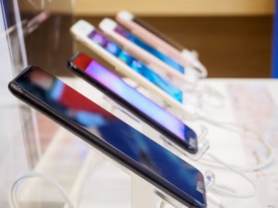 Smartphone Absatz könnte im Finanzjahr 2027 um fünf bis sieben Prozent sinken und Branchenwert um acht bis zehn Prozent steigen
