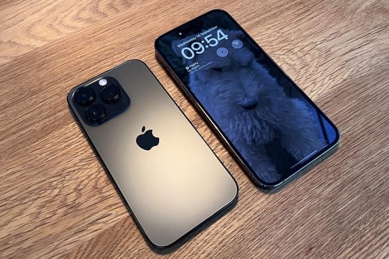 Verändert ein Android-Smartphone die Attraktivität eines Mannes? Frauen werden gefragt, ob ihre Beurteilung eines potenziellen Partners sich je nach Smartphone ändert... Was denken SIE?
