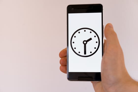 USAR EL TELÉFONO INTELIGENTE PARA OBTENER LA HORA NO ES MEJOR QUE MARCAR POPCORN SI LA DESPERDICIAMOS