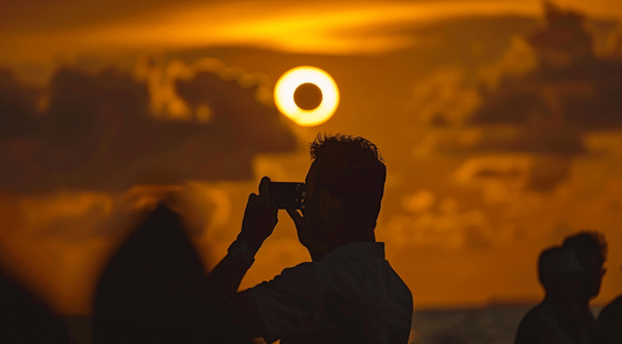 CEO do Google, Sundar Pichai, compartilha foto “impressionante” de eclipse solar tirada deste smartphone - The Times of India
