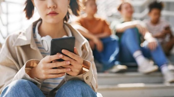ORGANIZACIÓN BUSCA RETRASAR EL USO DE TELÉFONOS INTELIGENTES EN LOS NIÑOS