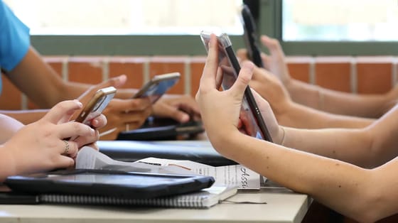 New Legislation Proposes a Statewide Smartphone Ban in California Schools