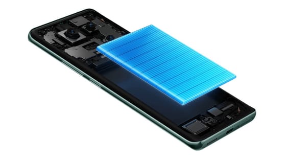 Marques Brownlee suscita controversie dopo domande sulla sicurezza e sui rischi a lungo termine delle batterie al silicio carbonio per smartphone