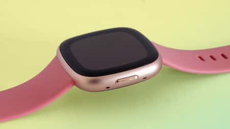 Reloj inteligente Fitbit Versa 4 con precio reducido a 150 USD en Lenovo